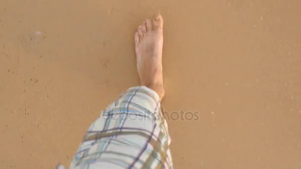 Ponto de vista do jovem desportista correndo na areia dourada na praia do mar. Pernas masculinas de atleta a correr perto do oceano. Pé descalço de um tipo a ir para a costa de areia. Estilo de vida ativo saudável. Fechar POV — Vídeo de Stock