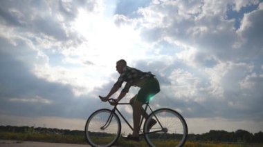 Ülkede yol Vintage Bisiklet sürme yakışıklı delikanlı. Sportif adam pistte Bisiklete binme. Erkek bisikletçi sabit sürme karayolu Bisiklet dişli. Sağlıklı aktif yaşam tarzı ağır çekim