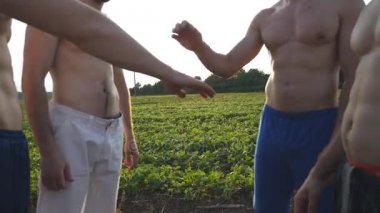 Daha fazla erkek el bir araya gelecek. Silah birlikte koyarak sporcuların takım açık. Bir grup insan elleri dışında birleştirmek. Arkadaşlar silah yığın doğa şekillendirme. Ekip çalışması yakın çekim