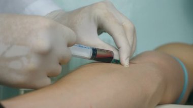 Testleri için kan örneği alır. El bir doktor bir şırınga hasta bir damar içine enjekte eder. Kol alarak kan yapma doktor. Yakın çekim