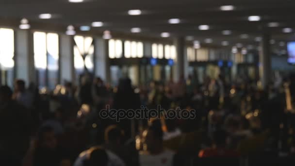 Gente caminando en el aeropuerto. Desenfoque fondo de gran aeropuerto ocupado con la gente caminando a lo largo de hal espera. Movimiento lento — Vídeos de Stock