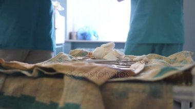 Cerrahi aletler ameliyat öncesi hazırlık eldiven. Doktor araçları ameliyat için hazırlanıyor. Yakın çekim