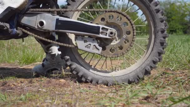 Rueda de moto de motocross empezando a girar y patear el suelo o la suciedad. La motocicleta inicia el movimiento. Cámara lenta Primer plano — Vídeos de Stock