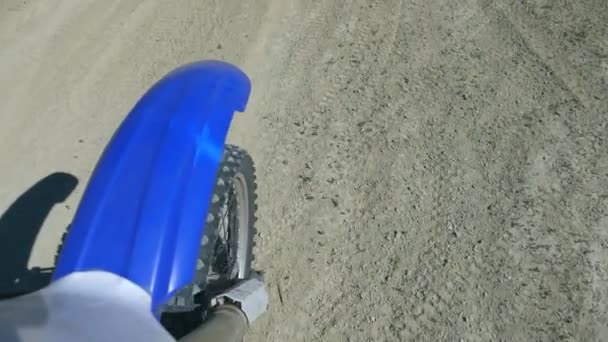 Langsam fährt das Motocross-Rad, Blick aus dem Flügel eines Motorrads. Aus Sicht des Radfahrers. Zeitlupe Nahaufnahme — Stockvideo