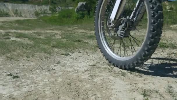 Motocross-Rad fährt an der Kamera vorbei. Zeitlupe in Nahaufnahme — Stockvideo