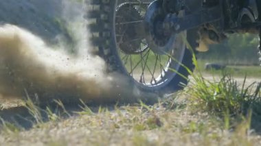 Çarkı dönmeye başlayan ve yukarı zemin veya kir tekme motocross motor. Motosiklet hareketi başlar. Ağır çekim yakın çekim