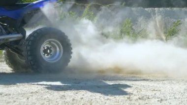 Çarkı dönmeye başlayan ve yukarı zemin veya kir tekme Atv. Dört hareketi başlar. Ağır çekim yakın çekim