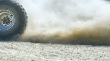 Çarkı dönmeye başlayan ve yukarı zemin veya kir tekme Atv. Dört hareketi başlar. Ağır çekim yakın çekim