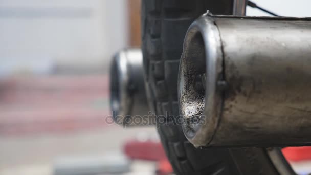 Close up of old motorbike exhaust pipe releasing fumes in the air. Slow motion — Stock Video