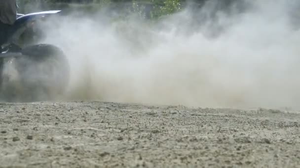 Motociclista su ATV entra nel giro ad alta velocità, calci su sporcizia e polvere. Rallentatore Close up — Video Stock