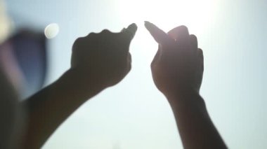 Eller penceresinde Havaalanı'nda kalp işareti çizin. Kol kadının kalp şekli ile arka plan, güneşli gökyüzü tasvir. Yavaş hareket kapatmak