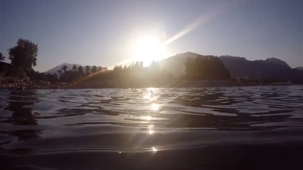 Wyświetlanie od morza hotel pięknej plaży o zachodzie słońca. Ośrodek wypoczynkowy w nature. Punktu widzenia Pov — Wideo stockowe