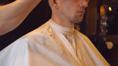 Erkek Kuaför kesim saç erkek istemcisinin kullanarak makas ve berber dükkanı tarak. Saç şekillendirme işlemi. Ağır çekim yakın çekim