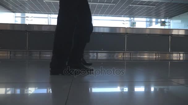 Piedi di due uomini d'affari che camminano al terminal dell'aeroporto. Gambe di uomini d'affari che si uniscono. Colleghi che vanno in casa. Movimento lento Angolo di visione basso Primo piano — Video Stock