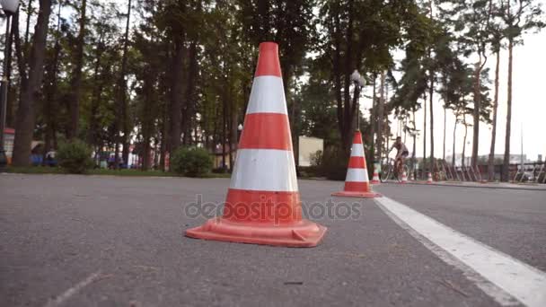 Cyclist go round traffic cones. Young handsome man riding a vintage bicycle. Sporty guy cycling at the park. Healthy active lifestyle. Low angle of view Close up Slow motion — Stock Video