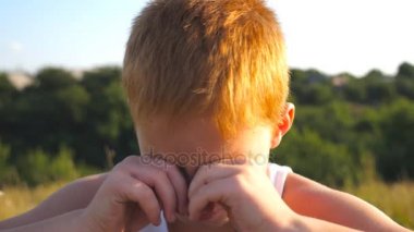 Duygu ve duygu ile üzgün çocuk portresi. Kameraya bakarak ve açık ağlayarak çiller genç Kızıl saçlı çocuk. Küçük bir çocuk elleriyle gözlerini kapatma. Yavaş hareket kapatmak