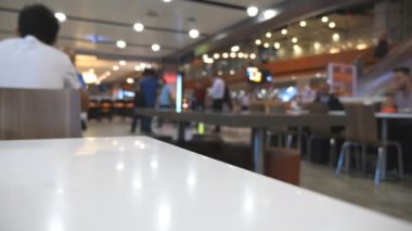 Havaalanında bulanık tanınmayan insanlar. Bekleme salonunda yolcular gidiyor. Uçuş için adım insanlarla meşgul büyük Havaalanı'ndan arka plan bulanıklık. Ağır çekim