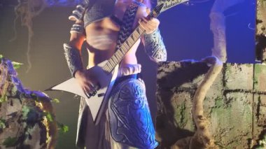 Tanınmayan adam elektrik gitar rock konseri sırasında aşamada oynamak. Gitar solo çalmaya müzisyen. Ön görünümü yavaş kapat