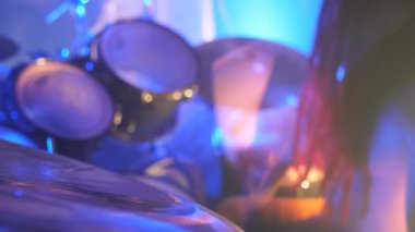 Tanınmayan profesyonel davulcu rock konseri sırasında davul ahşap sopa ile oynamak. Müzik davul seti. Yavaş hareket kapatmak