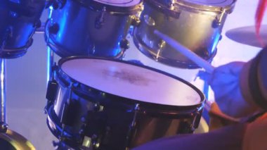 Tanınmayan profesyonel davulcu rock konseri sırasında davul ahşap sopa ile oynamak. Müzik davul seti. Yavaş hareket kapatmak