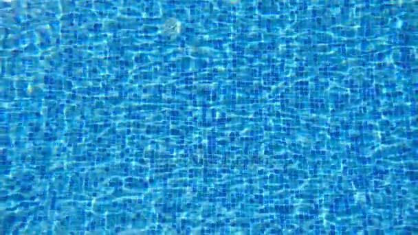 Blauw water in het zwembad. Mooie achtergrond. Slow motion close-up — Stockvideo