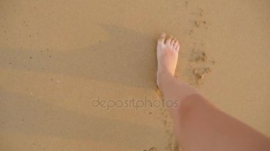 Bakış açısı genç kadının altın kum, deniz plaj stepping. Kadın bacakları okyanus yakın yürüyüş. Kumlu sahilde dalgalar ile giden kız çıplak ayak. Yaz tatili veya tatil ağır çekim portre