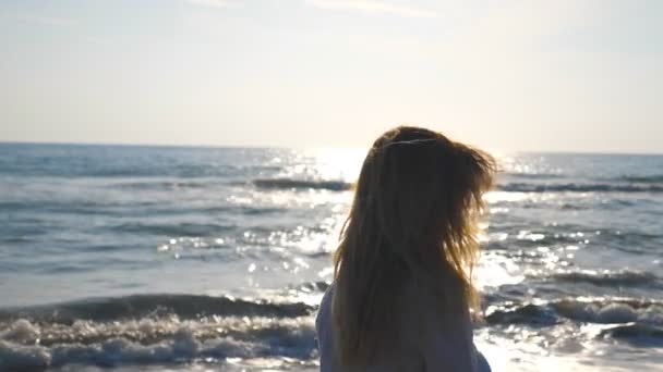 Voir Le Profil Méconnaissable Fille Marchant Le Long Du Bord De Mer Sur Une Journée Ensoleillée Jeune Femme Avec Des Cheveux Blonds Profiter De La Vie Pendant Les Vacances Paysage De Bord De Mer