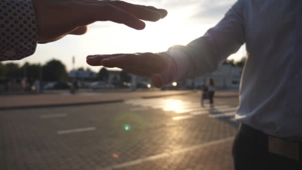 Braços de três homens de negócios empilhados juntos em unidade e trabalho em equipe. Mãos de equipe de homem de negócios que se reúnem no centro de um círculo e logo levantam-se. Inflação solar no fundo. Lento movimento Fechar — Vídeo de Stock