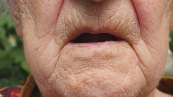 Vieille femme qui met des pilules blanches dans sa bouche. Grand-mère prend des comprimés qui soulagent ses problèmes de santé. Soins de santé et concept médical. Gros plan Mouvement lent — Video