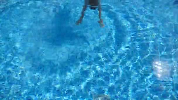 Mulher nadar sob a água e emerge na superfície. Menina bonita nova nadando na piscina. Conceito de férias de verão ou férias. Movimento lento — Vídeo de Stock