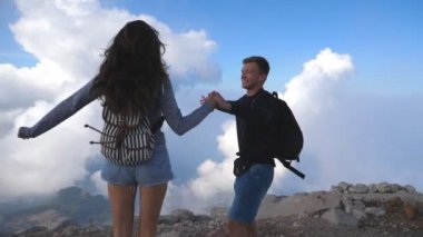 Güzel Kanyon kenarında duran, zaferle yukarı silah outstretching ve birbirlerine kucaklayan kadın ve erkek. Genç çift dağ ve sarılma üst kadar ulaşan turist. Ağır çekim