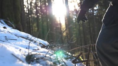 Genç fiyatı kadar karlı tepe dağ çam ormanı içinde güneşli günde tırmanma metrelik. Tanınmayan adam güneş arka plan ışığı ile kar yamacında hiking. Sağlıklı aktif yaşam tarzı. Yavaş hareket kapatmak