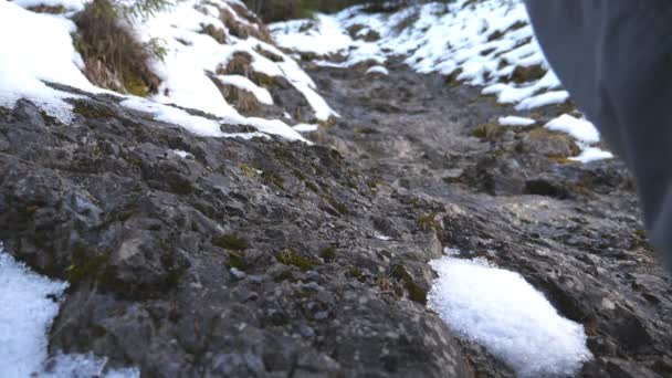 朝の丘の道に上る認識できない男の足。雪の山の上を歩く若い男性の観光客。健康的なアクティブなライフ スタイル。休日や休暇の概念。背面バック見るスローモーション — ストック動画