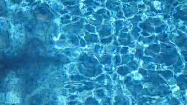 Üstten Görünüm kırmızı bikini Yüzme otel havuzu arasında tanınmayan genç kızın. Havzasında yüzen ve güneşli günde rahatlatıcı en güzel kadını. Yaz tatili veya tatil kavramı. Yakın çekim