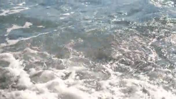 Cena calmante de ondas suaves salpicando para a praia de seixos no dia ensolarado. Bela paisagem marinha no fundo. Conceito de férias ou férias. Fechar câmera lenta — Vídeo de Stock