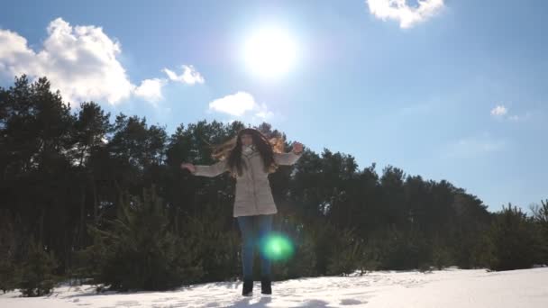 Mladá žena šťastná, taneční vtipné zimní les. Dívka tanec na pozadí zasněžené krajiny. Ženské turistické baví v zimní přírodě. Zpomalené Detailní záběr — Stock video