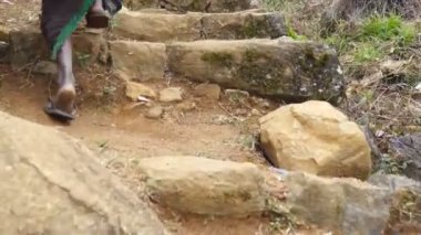 Hintli kadın ayak antik taş merdiven Hill in gidiş sona düşük açılı görünüş. Yerel tanınmaz halde kadın kadar merdiven dağda yürüyüş için takip. Genç kız adımları yukarıda sabah bacakları