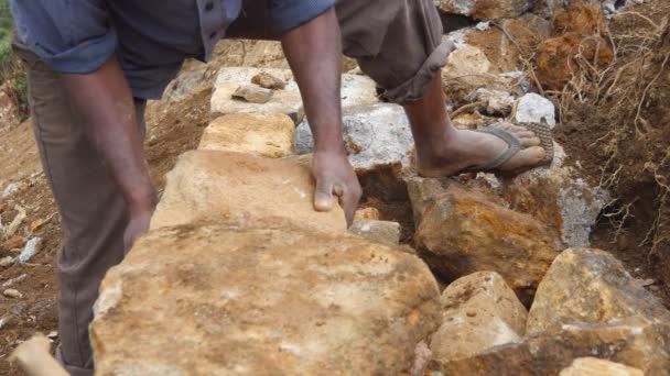 Taglio umano indiano adulto blocchi di granito con martello per aiuola in giardino botanico. Uomo irriconoscibile che colpisce una pietra con un martello per la costruzione nel parco. Stonemason intaglio. Da vicino. — Video Stock