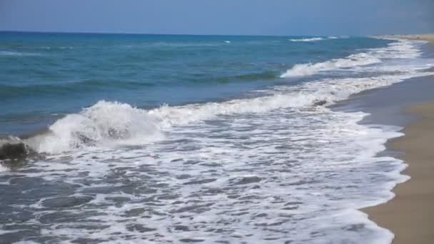 Escena marina de playa de arena vacía con grandes olas oceánicas estrellándose en la costa. Hermoso día soleado en el resort tropical. Paisaje marino escénico. Movimiento lento — Vídeo de stock