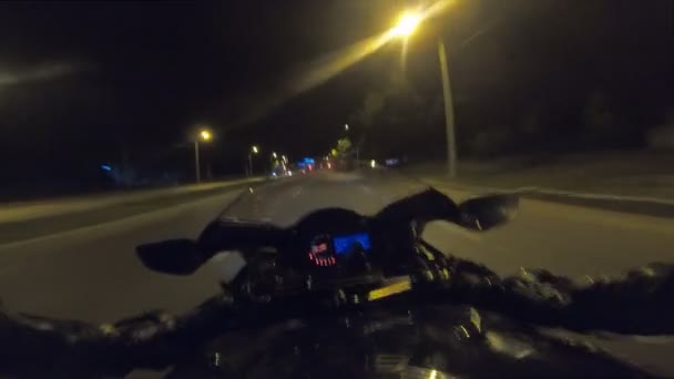 高速夜の町の道路でバイクに乗るのビューのポイント。夜の空の都市の通りでオートバイ運転の視点。旅行中の男のレースバイク。自由の概念。POV — ストック動画