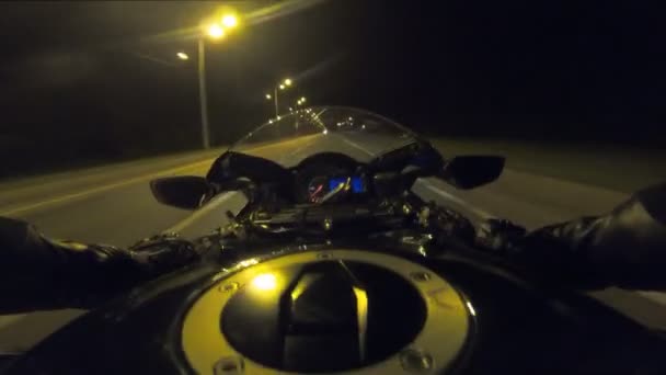 Punto di vista del motociclista cavalca in strada cittadina serale ad alta velocità. Il punto di vista del motociclista che guida nelle strade notturne vuote della città. Guy bici da corsa durante il viaggio. Concetto di libertà. Luogo di nascita: — Video Stock