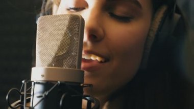 Güzel kız şarkı söylüyor ses stüdyo ve zevk süreci. Genç şarkıcı duygusal yeni şarkı kayıt. Bayan mikrofon için şarkı söyler. Yaratıcı müzisyen çalışma. Haritayı iş kavramı. Yavaş mo yakın çekim