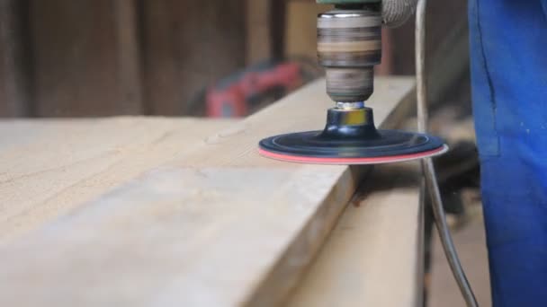 Detailní záběr dřevoobráběcího nástroje v ruce profesionálního pracovníka. Neznámý tesař pracující ve své dílně a zpracovávající dřevo. Tvrdá práce. Zpomalený pohyb Dolly shot — Stock video