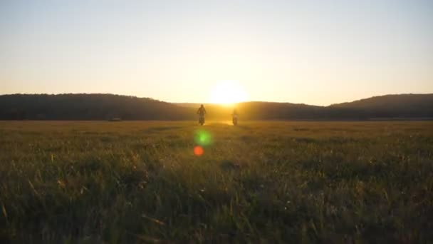 Motociclistas andando de sol em suas motos. Amigos que têm descanso ativo dirigindo motocicletas poderosas ao pôr do sol. Os motoqueiros gostam de andar. Conceito de desporto extremo. Paisagem cênica. Vista baixa — Vídeo de Stock