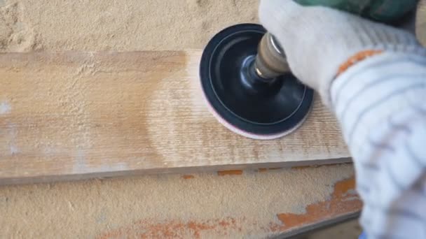 Primo piano degli utensili per la lavorazione del legno in mano ai professionisti. Falegname irriconoscibile che lavora nel suo laboratorio. Pezzo di lavorazione artigianale per alcuni prodotti in legno. Concetto di duro lavoro. Vista dall'alto — Video Stock