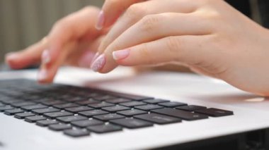 Not defterinin klavyesine yazı yazan kadın parmakları. Dışarıda dizüstü bilgisayar kullanan tanınmayan bir kadın. Biriyle sohbet eden ya da internette gezinen bir kız. Freelancer yeni bir proje üzerinde çalışıyor. Dolly vurdu.