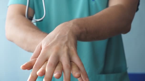 Doktor si aplikuje dezinfekci na ruce. Medik aplikovaný na dezinfekční roztok paže. Použití antiseptika k čištění a dezinfekci. Koncepce bezpečnosti a ochrany zdraví před pandemií koronaviru COVID-19 — Stock video