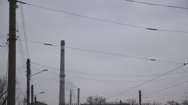 煙突のパイプから煙が大気中に排出されます。曇りの日に煙台から二酸化炭素を排出する産業用発電所。環境汚染と地球温暖化の概念 — ストック動画