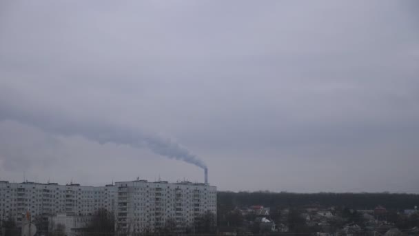 Central térmica que emite dióxido de carbono de la chimenea cerca de edificios residenciales de varios pisos. El humo pesado se vierte desde el tubo de la chimenea en la atmósfera. Concepto de contaminación ambiental — Vídeo de stock