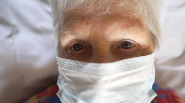 바이러스로부터 마스크를 여성의 얼굴에 마스크를 침대에 노부인 코로나 바이러스 Covid — 스톡 사진
